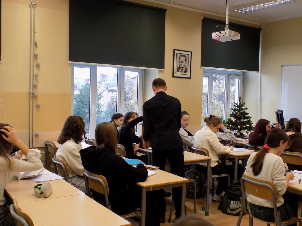 Zdjęcie wybory do mrm 2023 (11)9e8e3c2c-56ab-48f2-82fa-efe9101dd23f.jpg w galerii Wybory do Młodzieżowej Rady Miasta w II LO